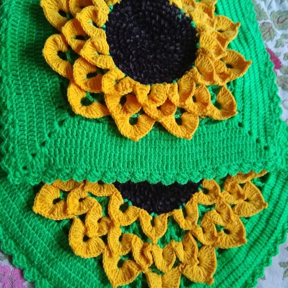 Sunflower accent pillows 🌻🌻🌻 handmade crochet - Picture 6 of 7